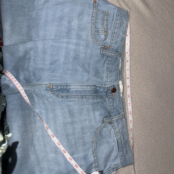 Universal Thread Women's Mid-Rise Boyfriend Jeans Light Wash - Picture 4 of 6